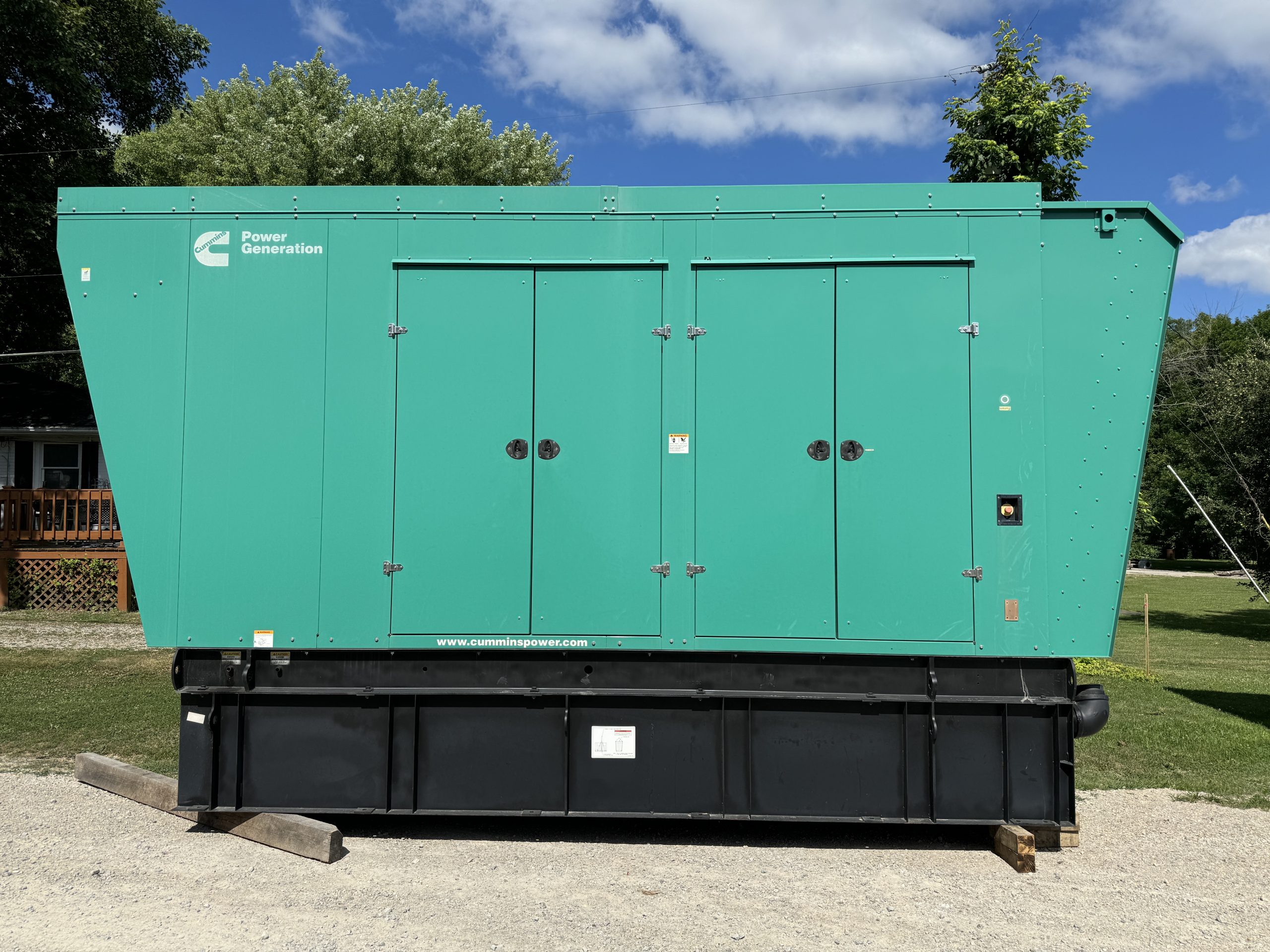 2014 Cummins DQCB 750kW Diesel Generator Set – Tier 2, Low Hours, 12-Lead Reconnectable, Enclosed