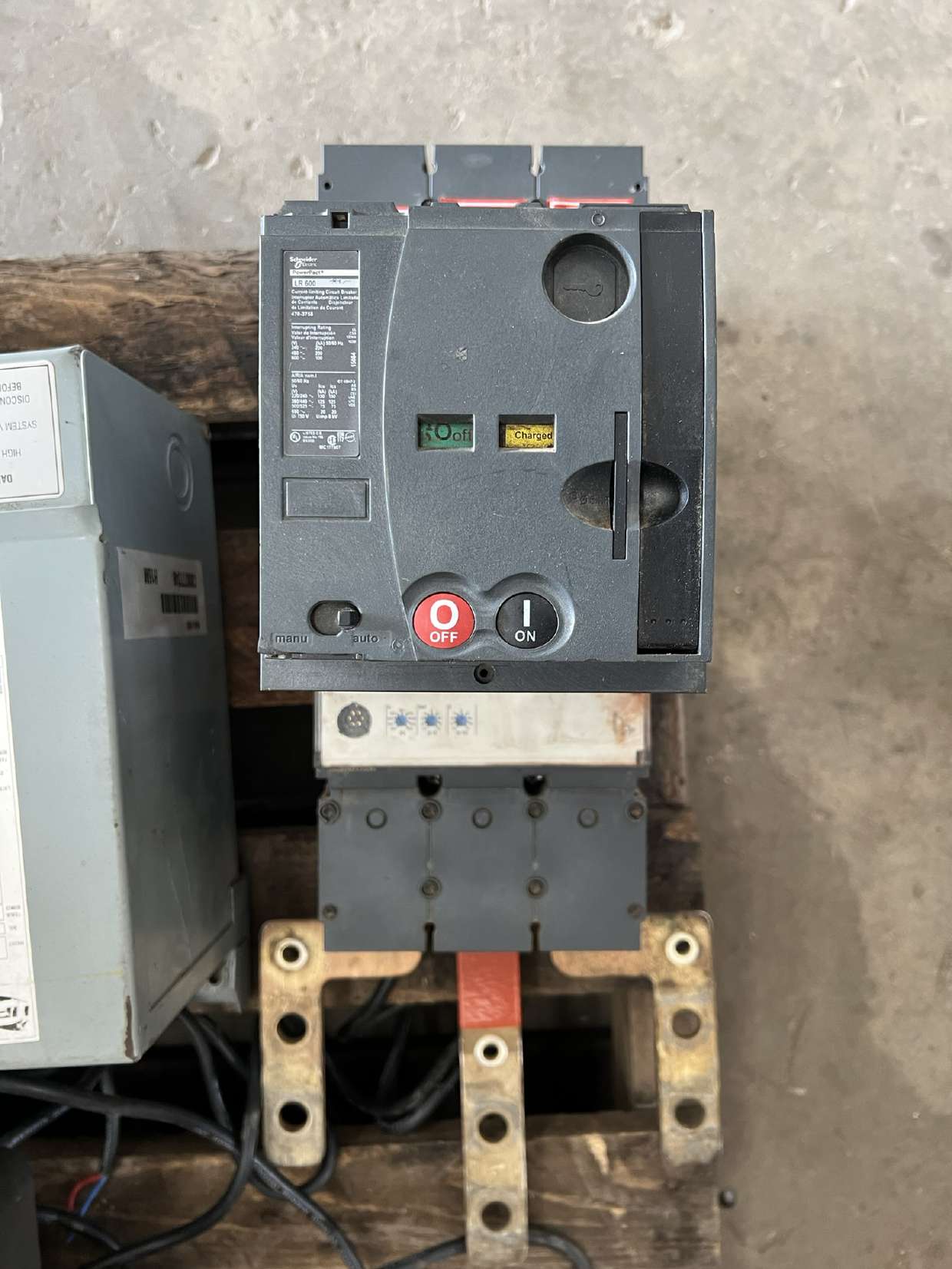 Used Schneider 600A Automatic Breaker